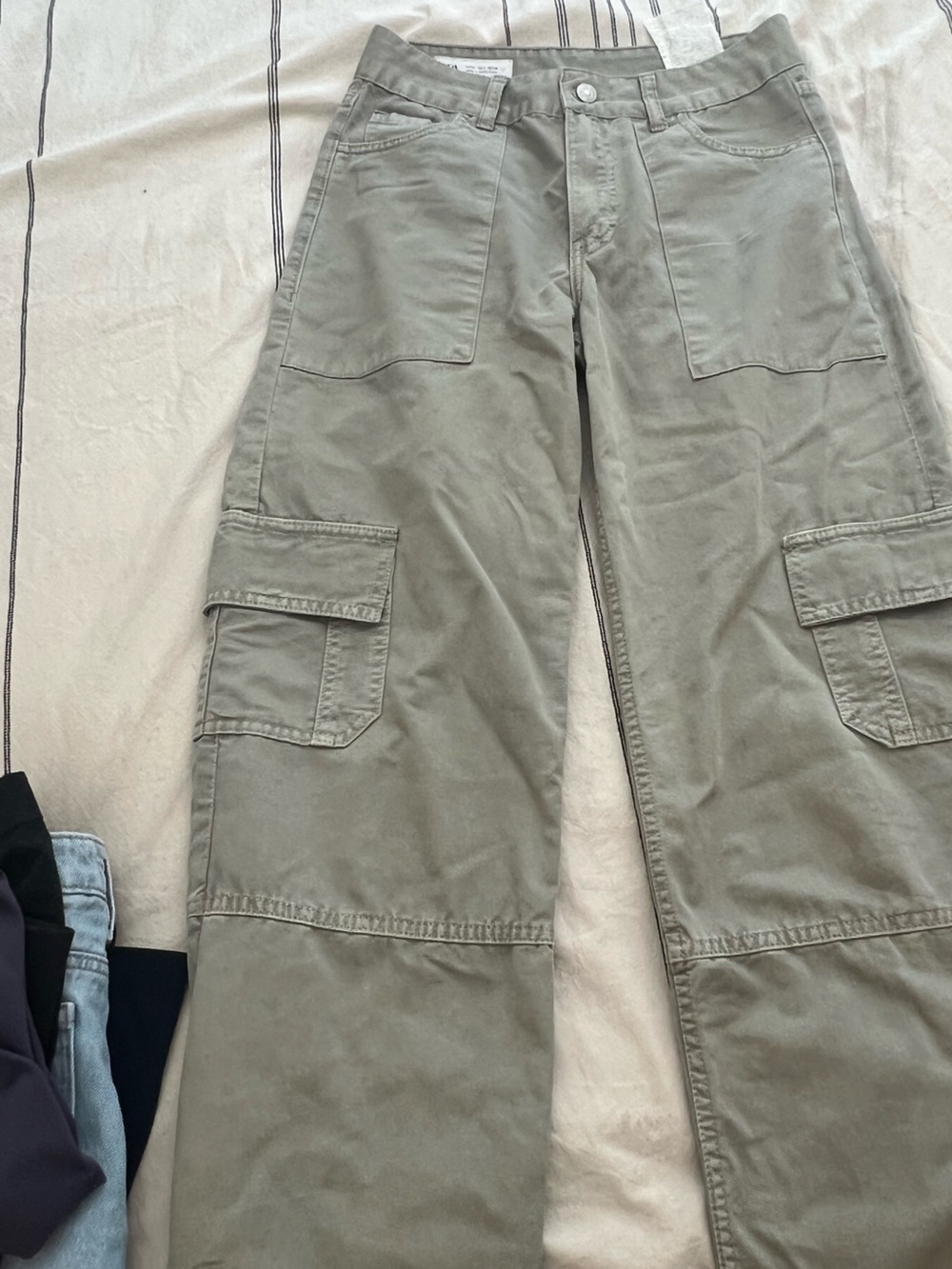 Zara Women’s Cargo Pants in Olive